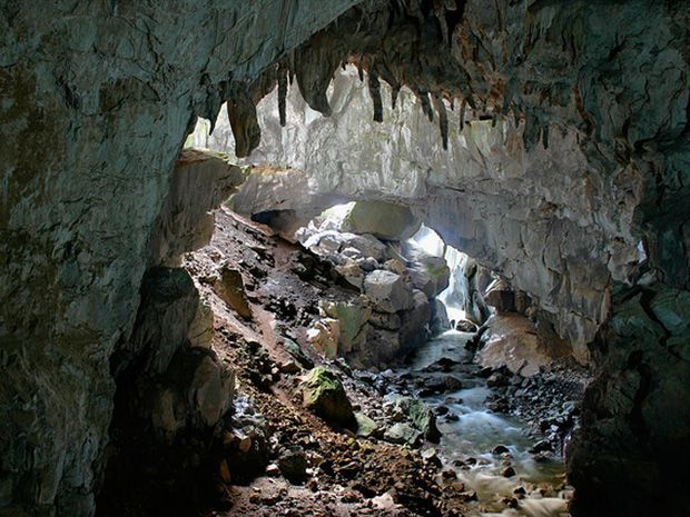 Cueva Huerta, para practicar espeleología en Asturias. Deporte multiaventura