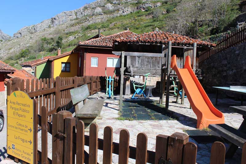 casa-rural-con-encanto-con-barbacoa-columpios-teverga-zona-exterior