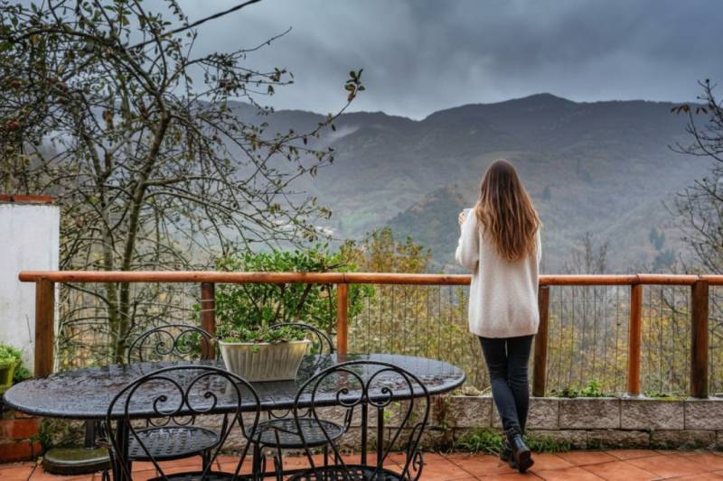 Casa rural con terraza y vistas a las montañas en Asturias