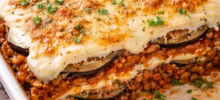 Moussaka de lentejas vegetariana preparada en Thermomix con berenjena y bechamel