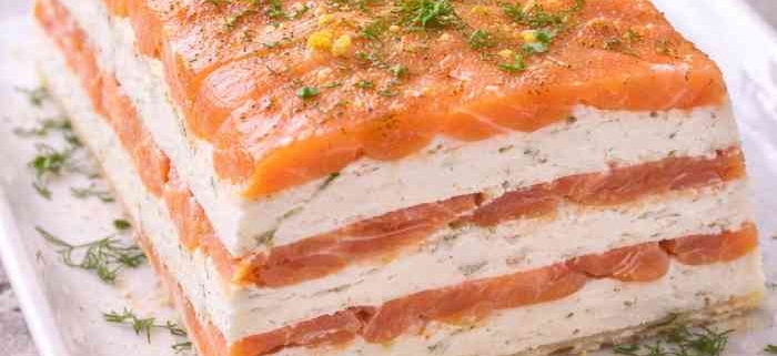 Milhojas de salmón ahumado preparado en Thermomix con crema suave y eneldo