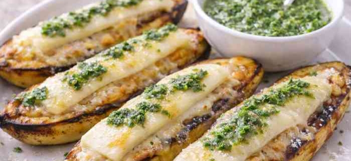 Plátanos asados con queso fundido y mojo verde preparados en Thermomix
