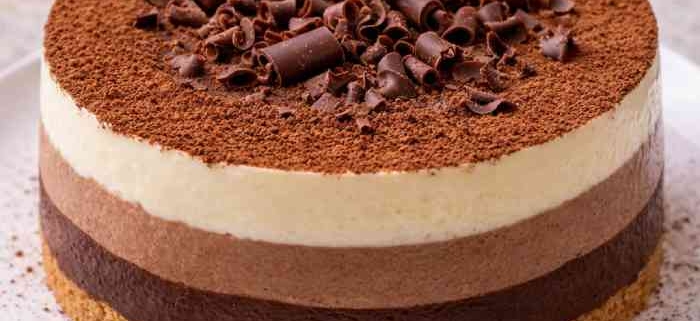 Tarta de tres chocolates casera con cuajada y nata preparada en Thermomix